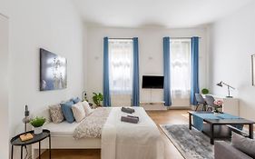 Exclusive Central Home with Sauna next to the New York Café